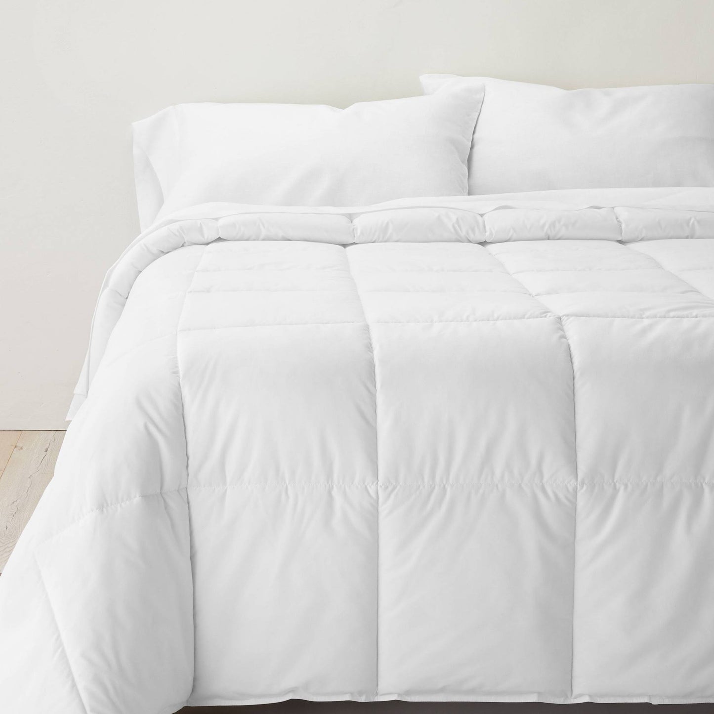 Full/Queen Mid Weight Premium Down Alternative Hypoallergenic Machine Washable Comforter - Casaluna