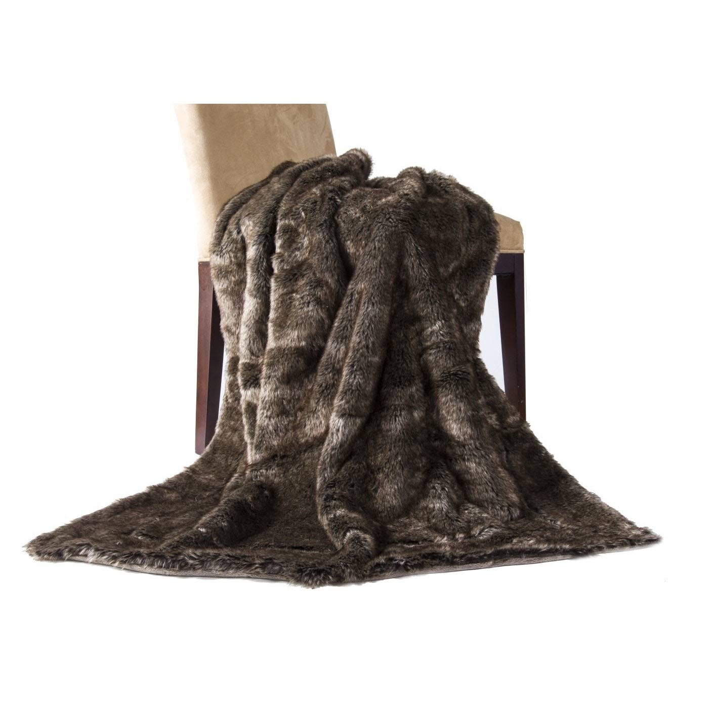 14 Karat Home Inc. Wolf Throw Blanket