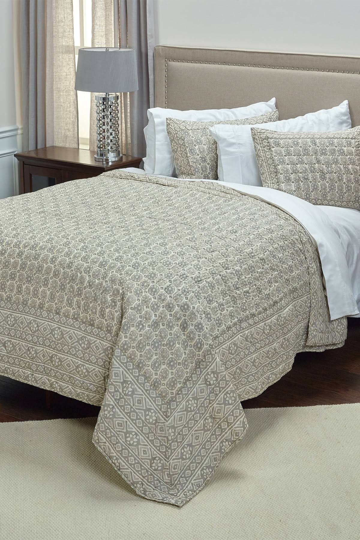 Rizzy Home Pierce Quilt, King, Taupe